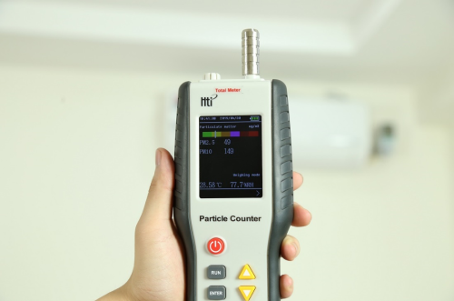 Nồng độ bụi trong phòng trước khi thử nghiệm, với PM2.5 là 49 microgam/m3, PM10 là 149 microgam/m3, được đo bằng thiết bị đo nồng độ bụi chuyên dụng HT9600.