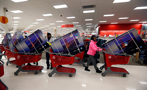 Dân Mỹ tranh nhau mua TV hạ giá trong dịp Black Friday. Ảnh Reuters