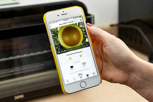 Lò nướng có thể kết nối được với điện thoại qua ứng dụng, hỗ trợ phát trực tiếp quá trình nấu ăn trên màn hình.