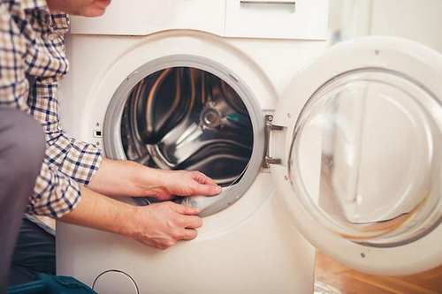 Nên vệ sinh thường xuyên lồng giặt và phần gioăng cao su máy giặt lồng ngang để tránh bị tích tụ vi khuẩn.