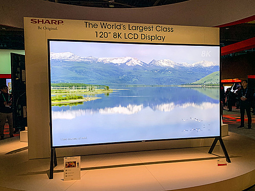 Mẫu TV 8K LCD lớn nhất thế giới với kích thước 120 inch của Sharp tại CES 2020. Ảnh: Tuấn Anh.