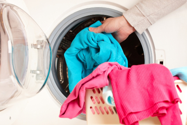 Vắt quần áo trong máy giặt giúp quần áo nhanh khô