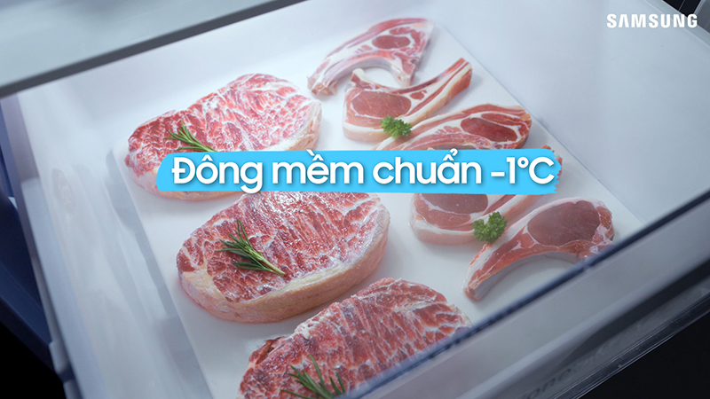 Ngăn đông mềm chuẩn – 1 độ C từ Samsung giữ thịt, cá tươi ngon mà không đóng băng.