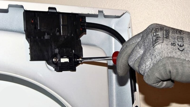 Công tắc chống rung phía sau máy giặt Panasonic