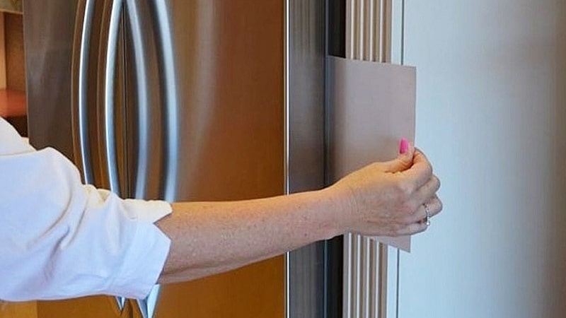 Kiểm tra độ khít cửa tủ bằng tờ giấy mỏng