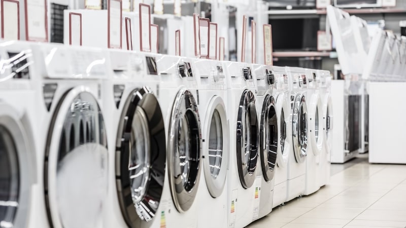 Người kinh doanh tiệm giặt ủi có thể chọn mua máy giặt hàng trưng bày
