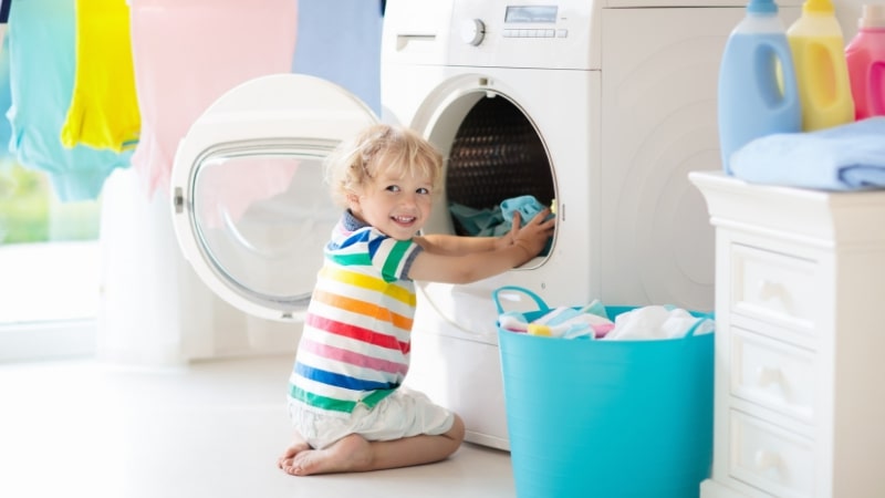 Trẻ em thường táy máy, nghịch phá máy giặt rất nguy hiểm