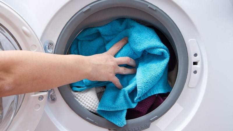 Dồn nén quá nhiều quần áo sẽ chèn ép cửa của máy giặt