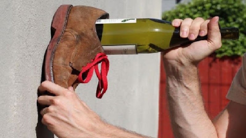 Dùng đế giày để mở chai rượu vang