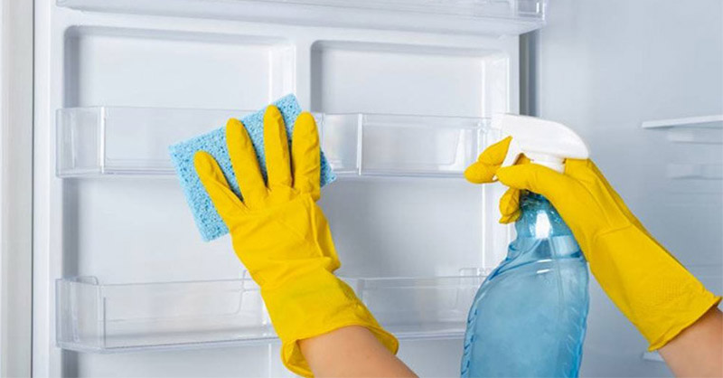 Dùng dung dịch vệ sinh chuyên dụng để lau chùi tủ lạnh