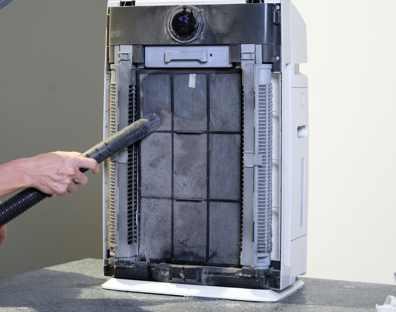 Dùng máy hút bụi làm sạch máy lọc không khí