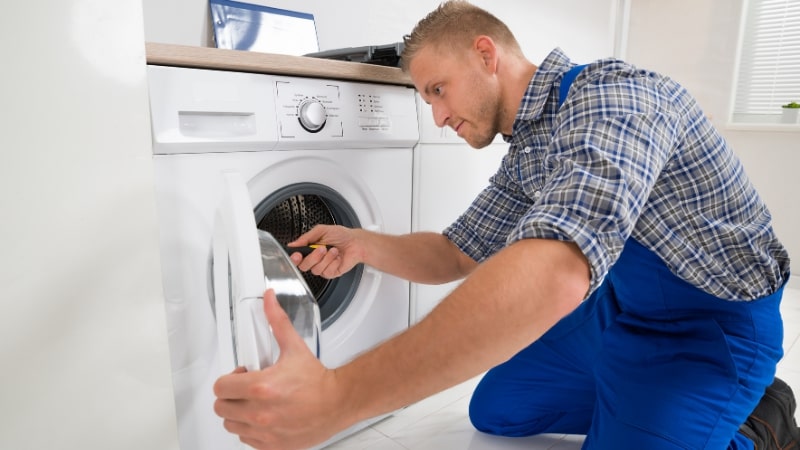 Liên hệ trung tâm bảo hành khi cần khắc phục lỗi E2 máy giặt Sharp