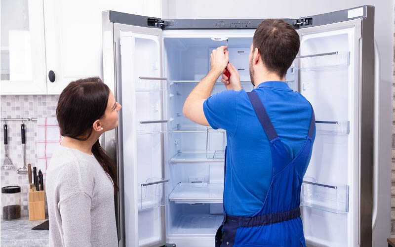 Liên lạc với thợ sửa tủ lạnh uy tín để nhận được hỗ trợ