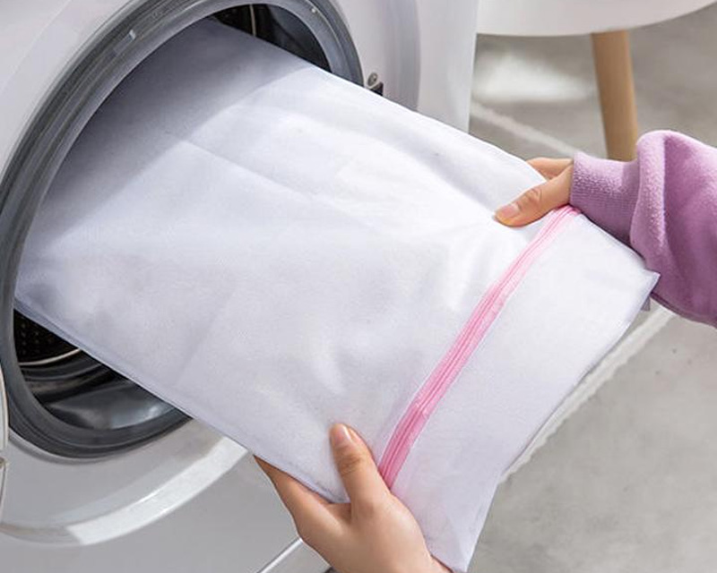 Cho áo da vào túi giặt khi giặt máy
