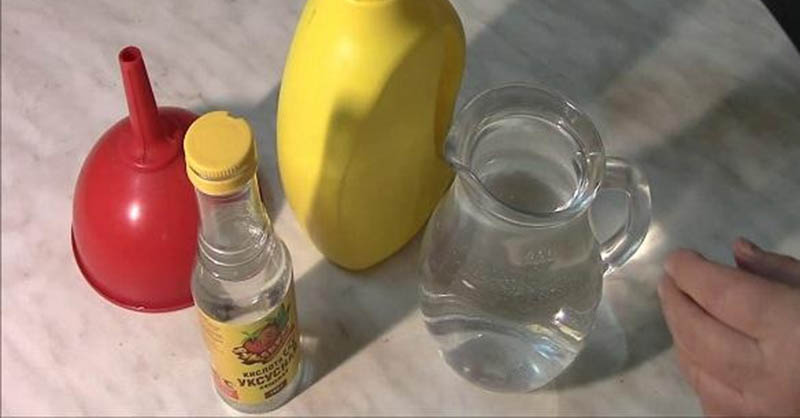 Dùng giấm hoặc axit citric để loại bỏ lớp rỉ sét