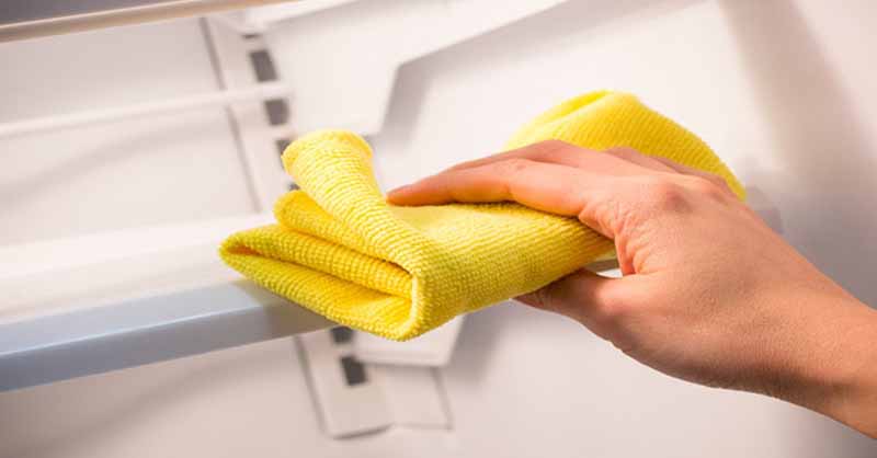 Dùng khăn mềm lau sạch tủ