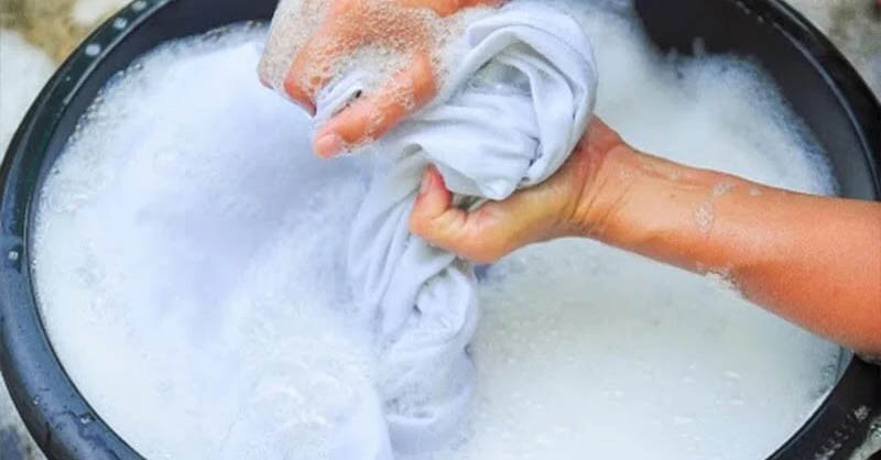Giặt chăn bằng máy tiết kiệm thời gian và công sức hơn so với giặt bằng tay