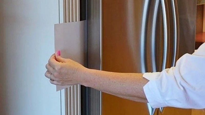 Dùng tờ giấy để kiểm tra tình trạng gioăng cửa tủ mát