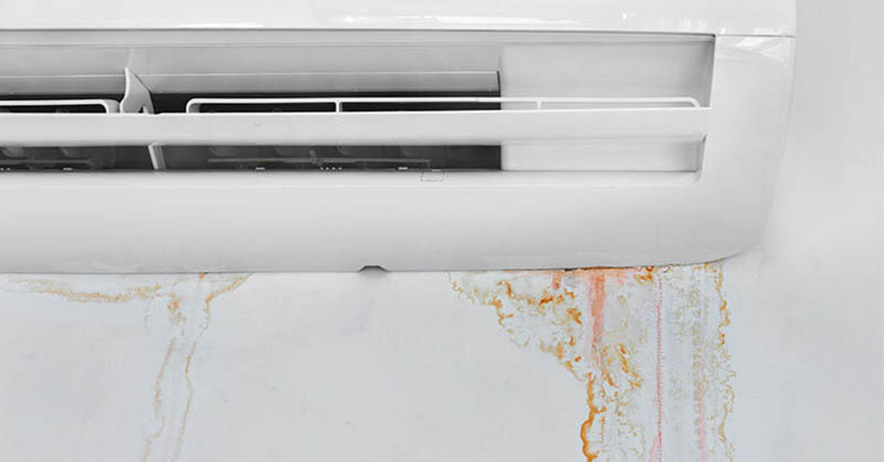 Ống đồng máy lạnh bị rỉ nước gây ẩm mốc cho môi trường xung quanh