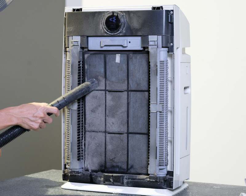 Vệ sinh máy lọc không khí để loại bỏ mùi hôi
