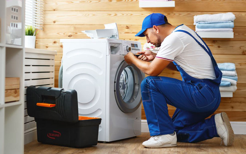 Liên lạc với thợ sửa máy giặt uy tín để được hỗ trợ đúng cách, an toàn