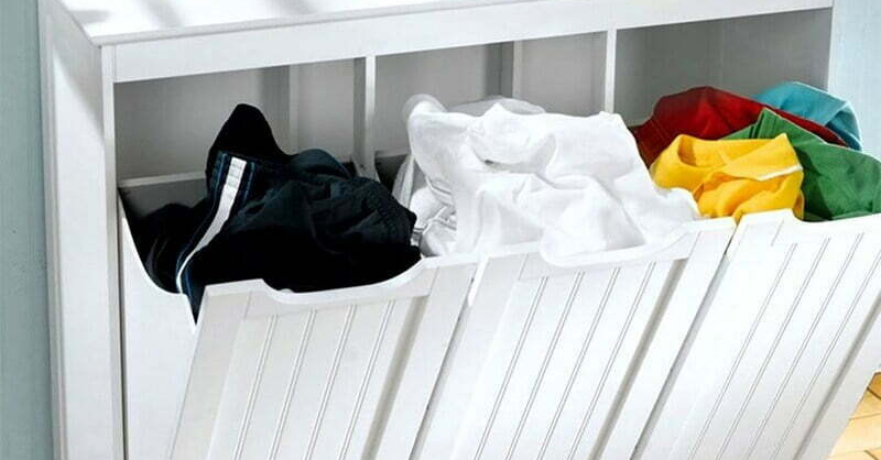 Kiểm tra và phân loại quần áo trước khi giặt