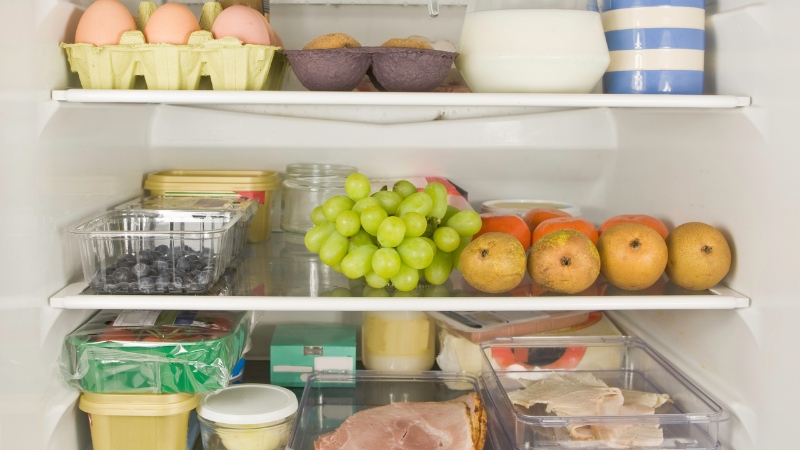 Sắp xếp các loại thực phẩm trong tủ một cách khoa học, hợp lý