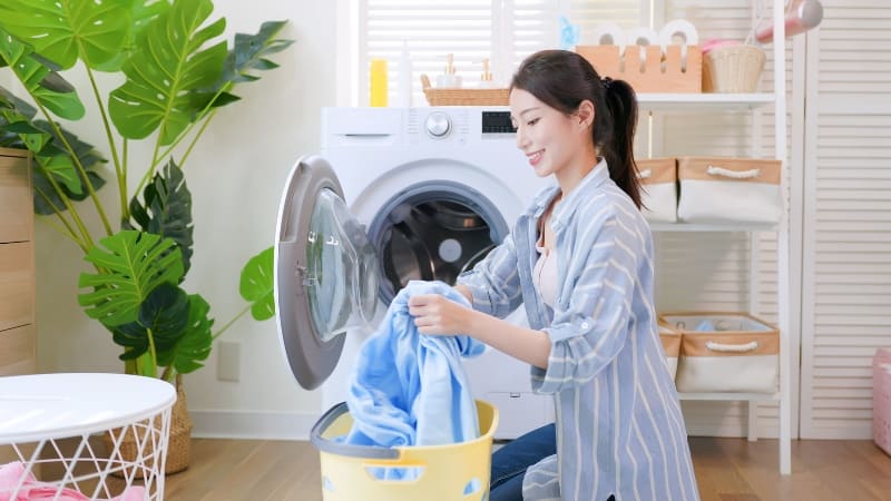 Tẩy vết sơn trên quần áo bằng chế độ giặt nước nóng trên máy giặt
