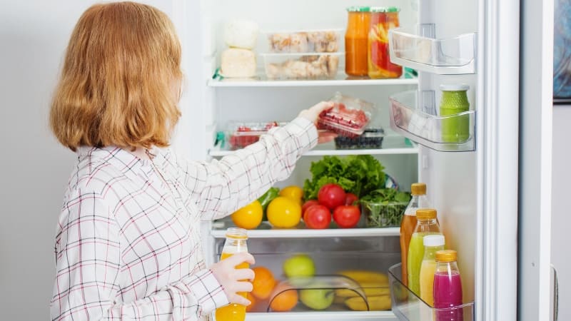 Nên sắp xếp thực phẩm trong tủ gọn gàng để hơi lạnh lưu thông dễ dàng