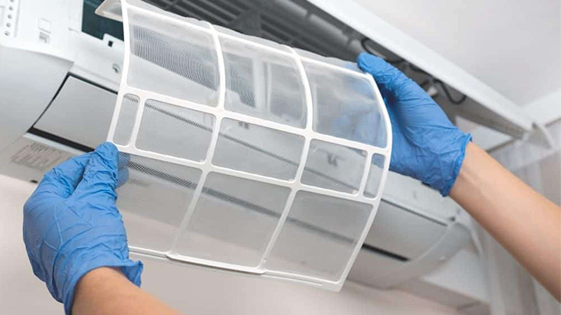Cần thực hiện vệ sinh máy lạnh định kỳ để thiết bị hoạt động ổn định