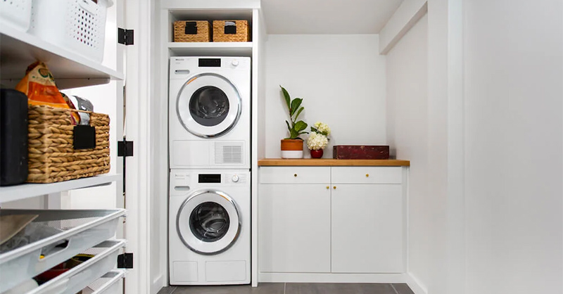 Máy sấy và máy giặt có thể xếp chồng lên nhau để tiết kiệm diện tích