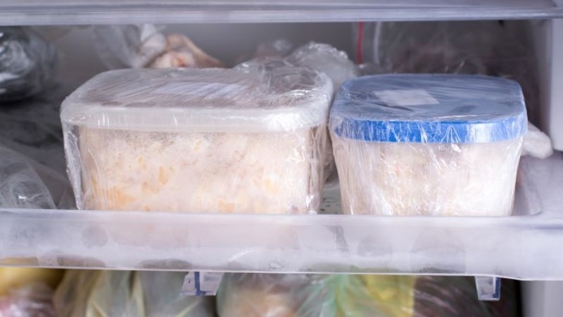Cơm nên được đậy kín trước khi bảo quản trong tủ lạnh