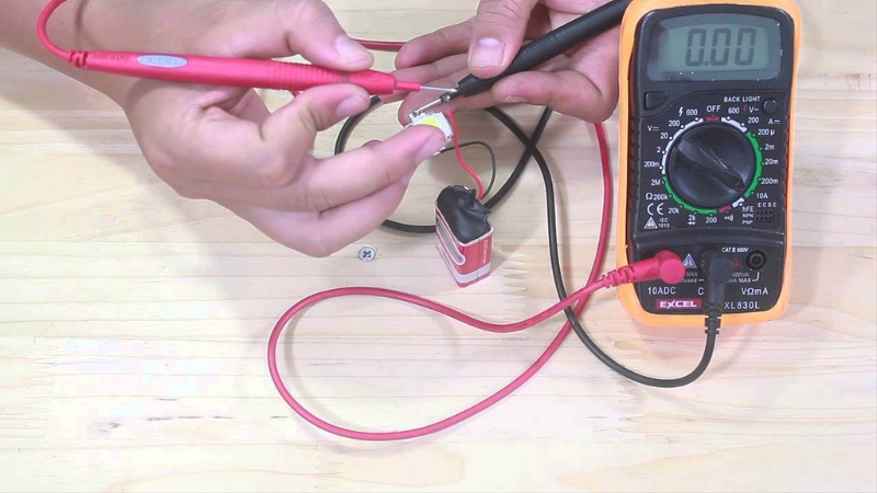 Dùng đồng hồ thông mạch để kiểm tra dây điện và các mối nối