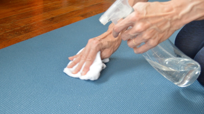 Làm sạch thảm yoga với nước