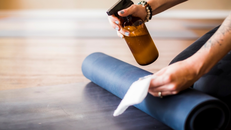 Vệ sinh thảm yoga thường xuyên trước và sau khi tập