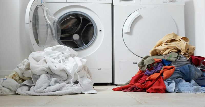 Phân loại quần áo trước khi giặt