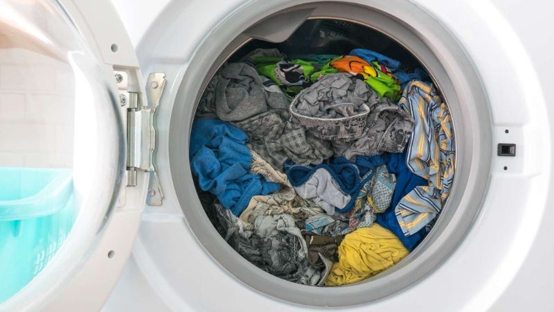 Lượng đồ giặt quá tải khiến máy giặt LG báo lỗi LE