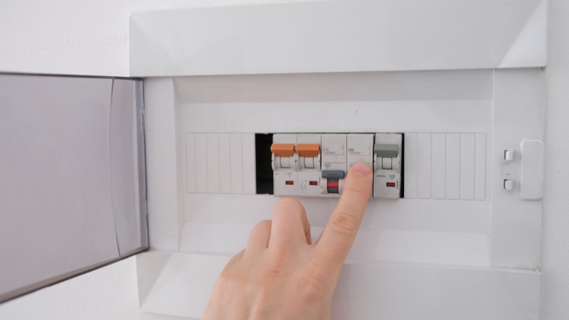 Đảm bảo ngắt kết nối nguồn điện trước khi vệ sinh máy lạnh